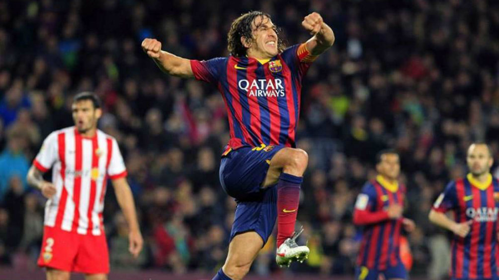 Carles Puyol en su época de jugador festejando una anotación