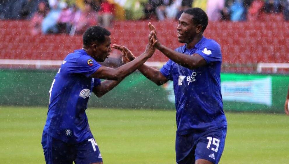 Brayan Angulo festeja un gol con su compañero