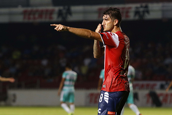 Gabriel Peñalba celebra un gol con Tiburones