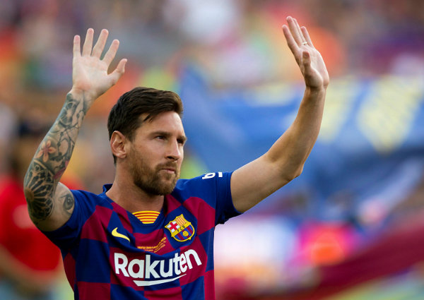 Lionel Messi ovacionado por el Camp Nou