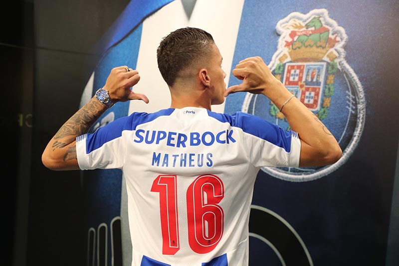 Mateus Uribe muestra su nuevo número