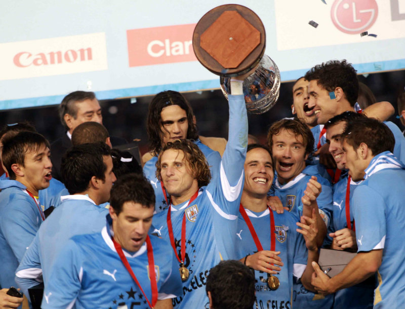 Diego Forlán levanta el trofeo de la Copa América 2011