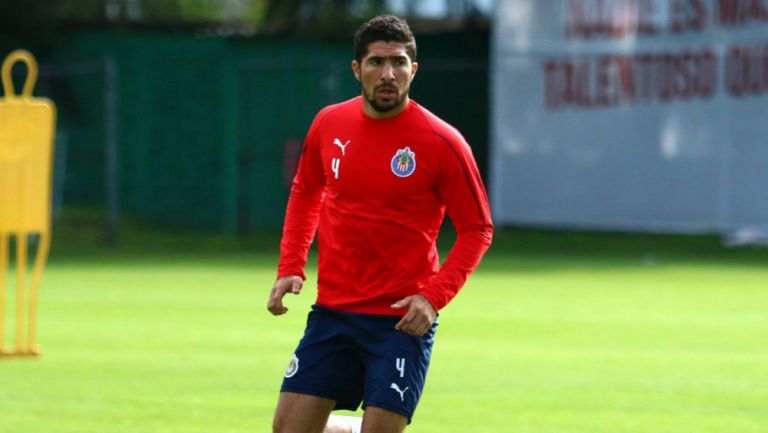 Jair Pereira, durante un entrenamiento con Chivas