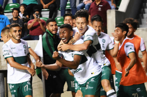 Jugadores de Zacatepec festejan un gol vs Atlas