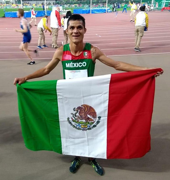 Fernando Martínez posa con la bandera de México 