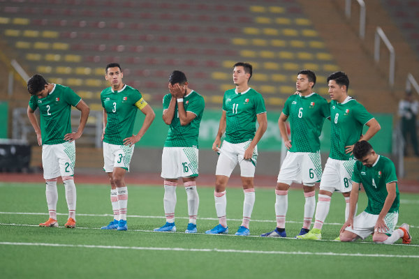 Jugadores mexicanos se lamentan durante los penales vs Honduras
