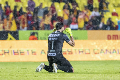 Marcelo Barovero festeja el gol de Monterrey