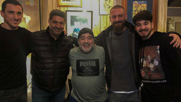 Maradona se tomó la foto con De Rossi 