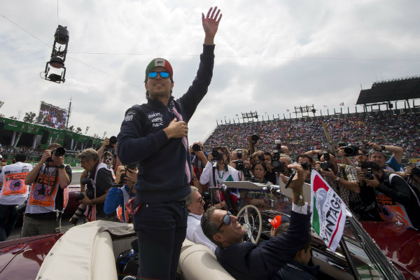 Checo Pérez saluda a la afición en el GP de México