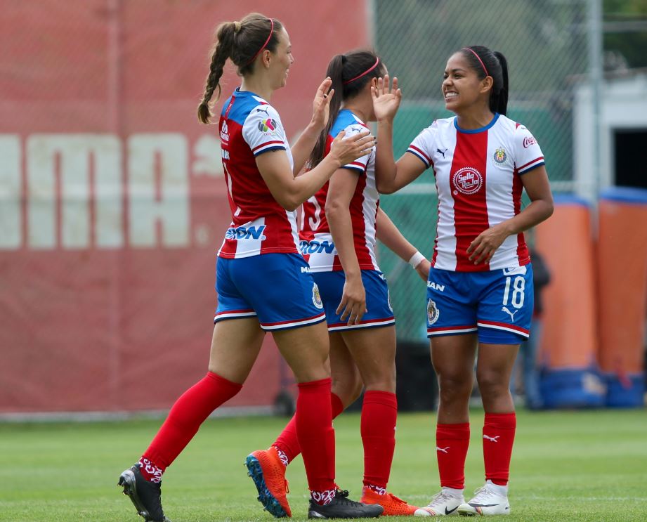 Futbolistas del Rebaño Femenil festejan diana contra La Franja