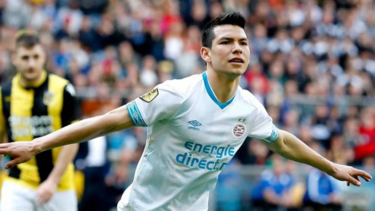 Lozano, en festejo de gol con el PSV 