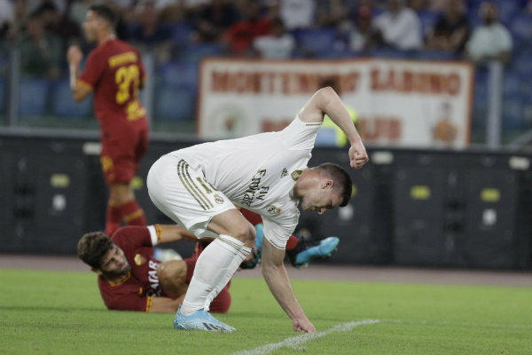 Jovic reacciona durante un partido contra la Roma 