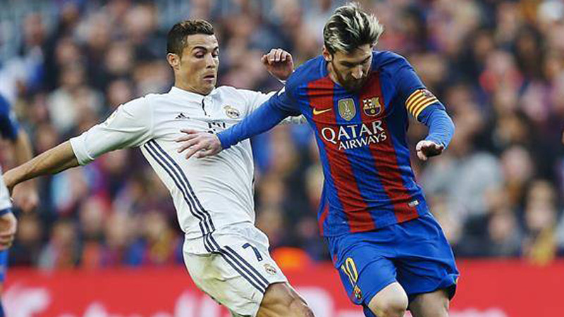 CR7 y Messi pelean un balón en el Clásico español 