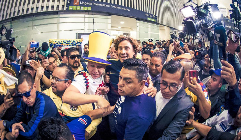 Ochoa sonríe al llegar a la Ciudad de México