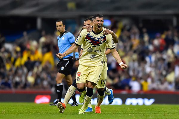 Guido Rodríguez festeja un gol con América 