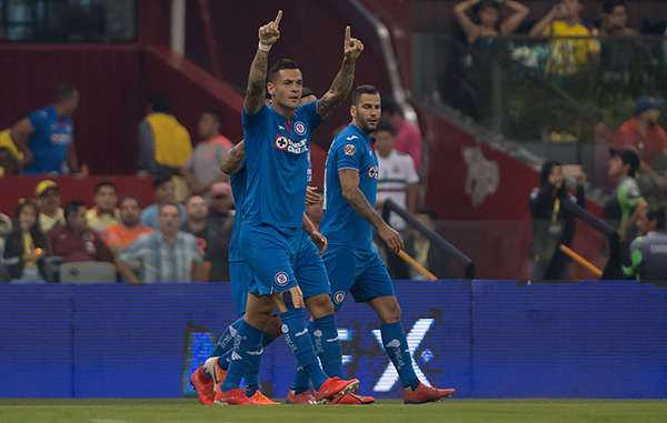 Milton Caraglio celebra un gol con Cruz Azul 