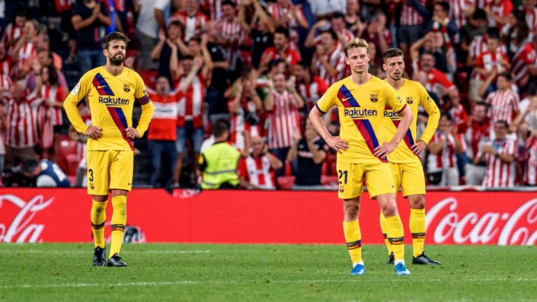 Los jugadores del Barcelona, tristes después de la derrota 