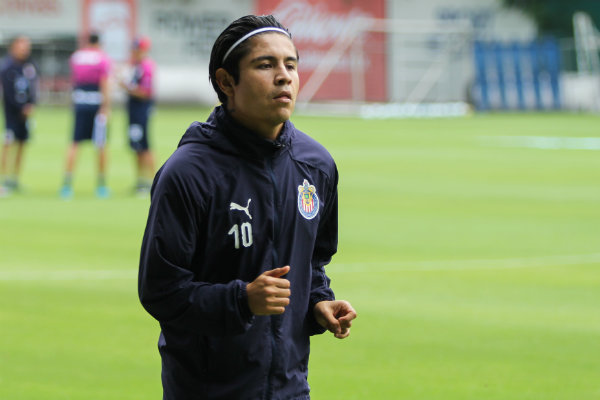 López durante un entrenamiento con las Chivas