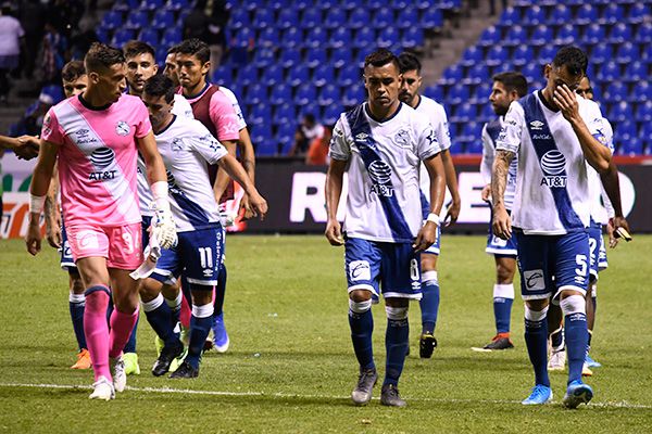 Los jugadores de Puebla al término del partido con Pachuca