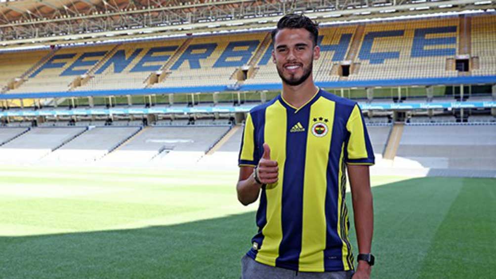 Diego Reyes cuando fue presentado en Fenerbahçe