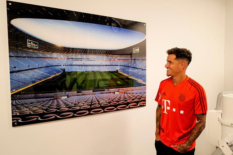 Philipe Coutinho admira una foto del Bayern