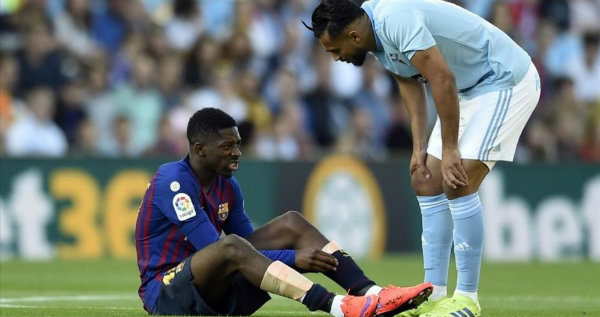 Ousmane Dembélé adolorido en un partido con Barcelona