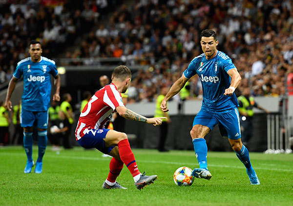 Cristiano controla balón en juego contra Atlético de Madrid 