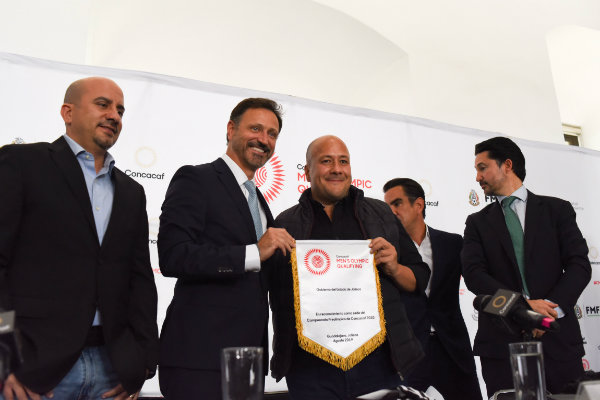 Philippe Moggio, secretario general de Concacaf e Ismael del Toro presidente municipal de Guadalajara