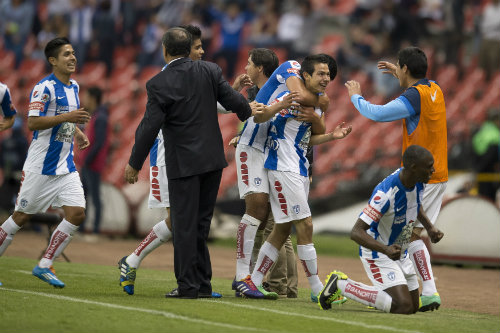 Chucky Lozano festeja el gol en su debut con Pachuca