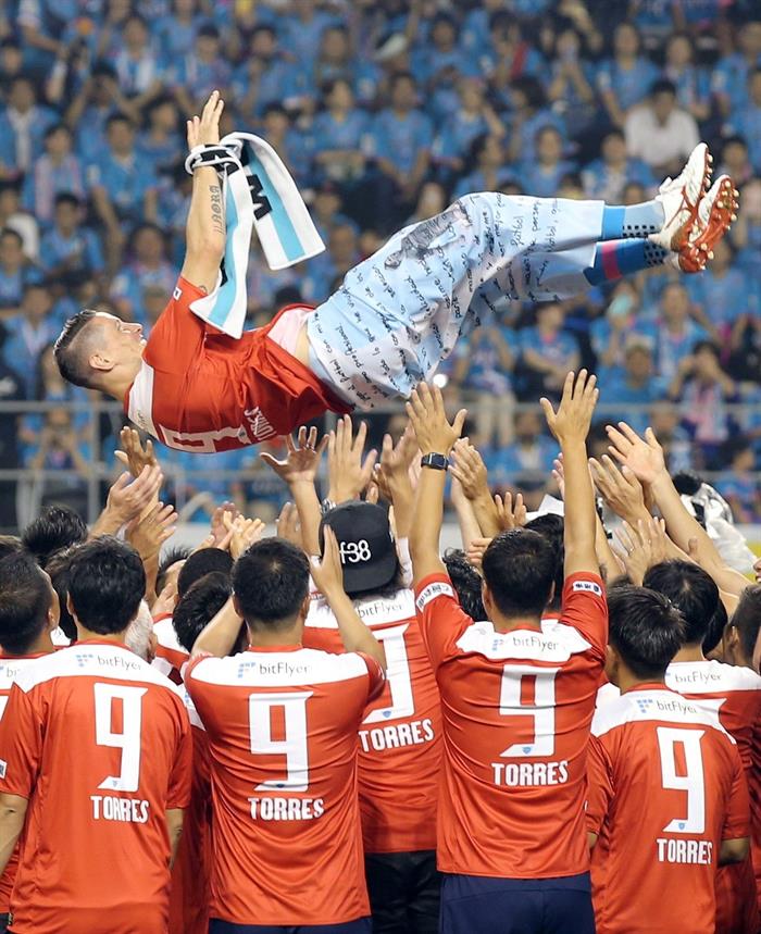 'Niño' Torres es lanzado al aire en su despedida del futbol