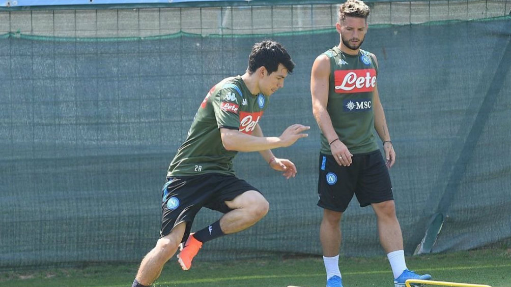 Hirving Lozano durante su primera práctica con Napoli