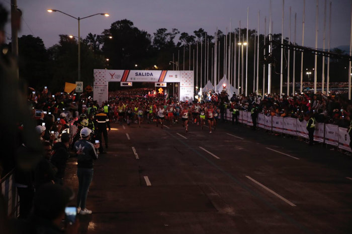 Salida de corredores del Maratón de la CDMX