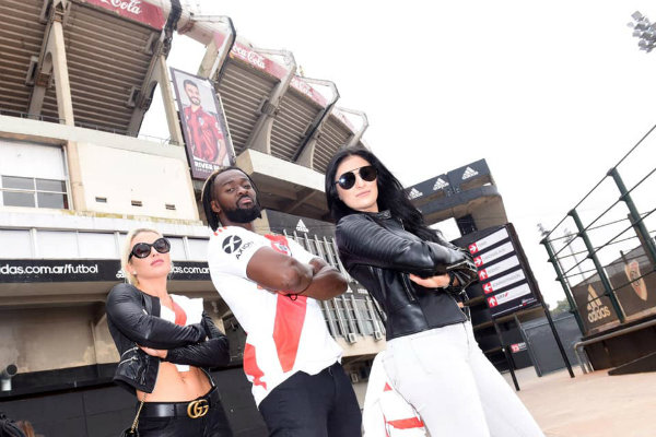 Sonya Deville, Kofi Kingston y Mandy Rose a las afueras del Monumental