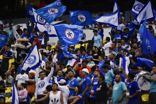 Aficionados de Cruz Azul durante un partido