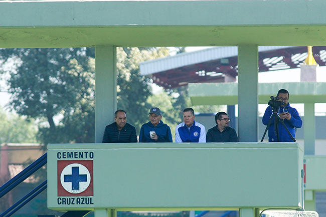 Billy Álvarez y Peláez observan una práctica de Cruz Azul