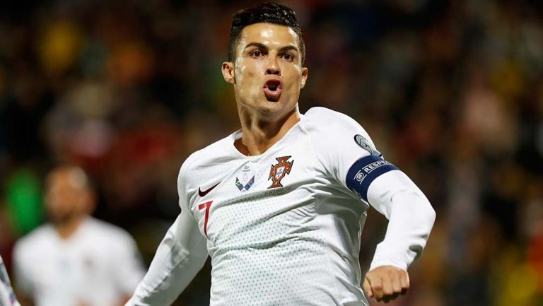 Cristiano Ronaldo festeja uno de sus goles con Portugal