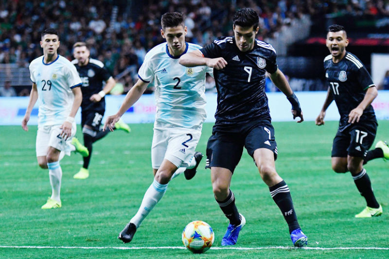 Lucas Martínez y Raul Jimenez, en el Argentina vs México