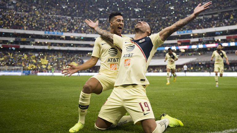 Jugadores del América celebran gol contra Pumas