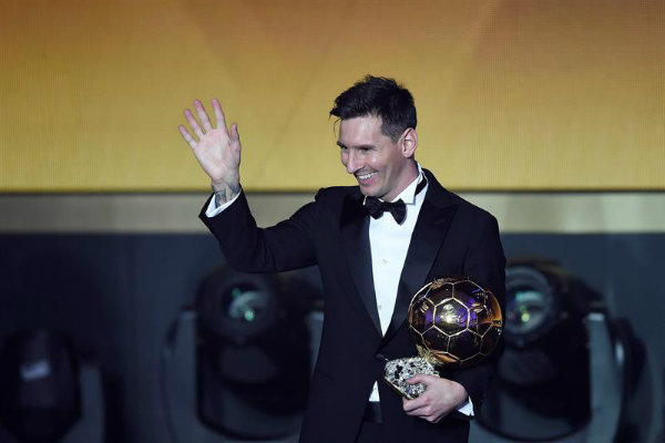 Lionel Messi, jugador del Barcelona, recibiendo uno de sus cinco Balón de Oro