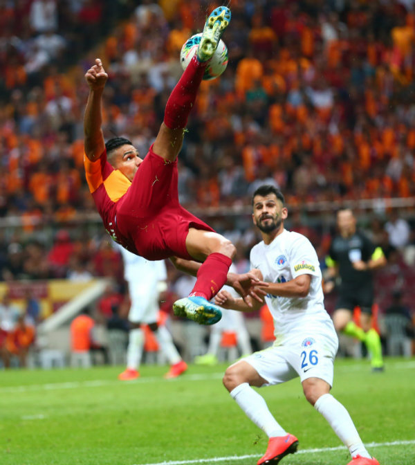 Radamel Falcao intentando una media tijera con Galatasaray