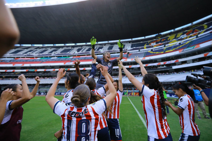 Jugadoras de Chivas festejan triunfo en el Azteca