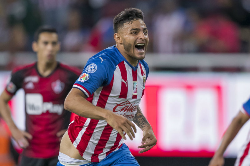Alexis Vega festeja su gol ante Atlas en el Apertura 2019