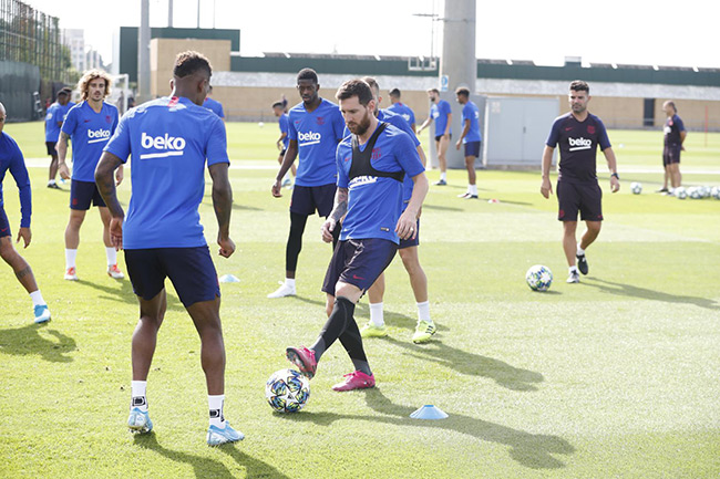 Messi entrena con sus compañeros en la ciudad deportiva culé
