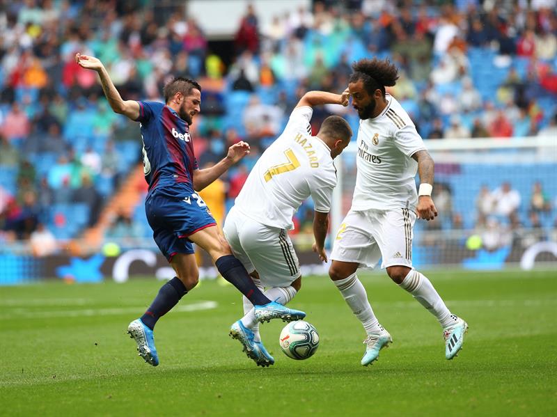 Marcelo disputa el balón en el partido contra Levante