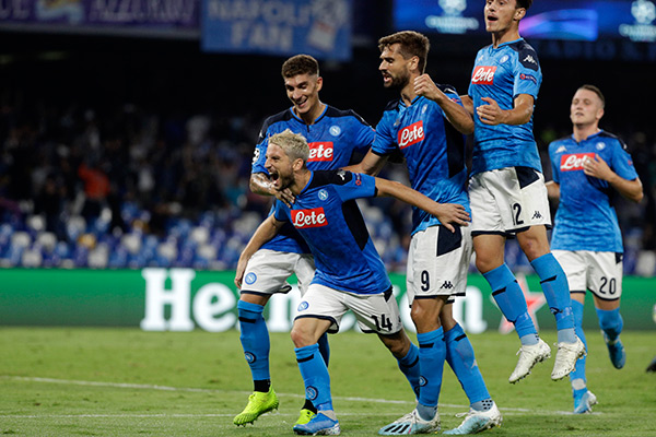 Jugadores del Napoli celebra gol de Mertens