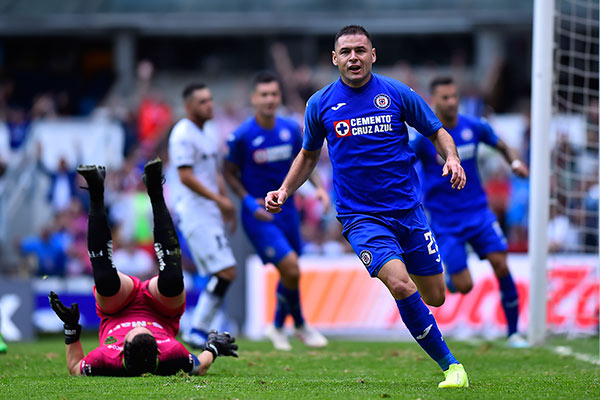 Pablo Aguilar celebra gol con Cruz Azul 