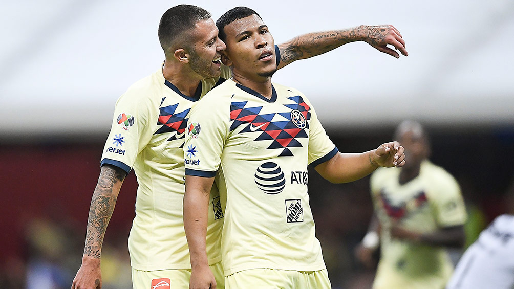 Ménez y Roger, en un festejo de gol del colombiano en el Azteca