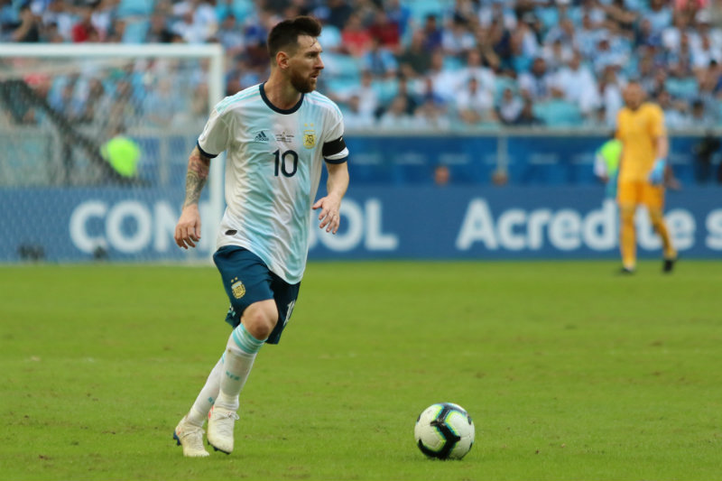 Messi conduce el balón en un juego con Argentina 