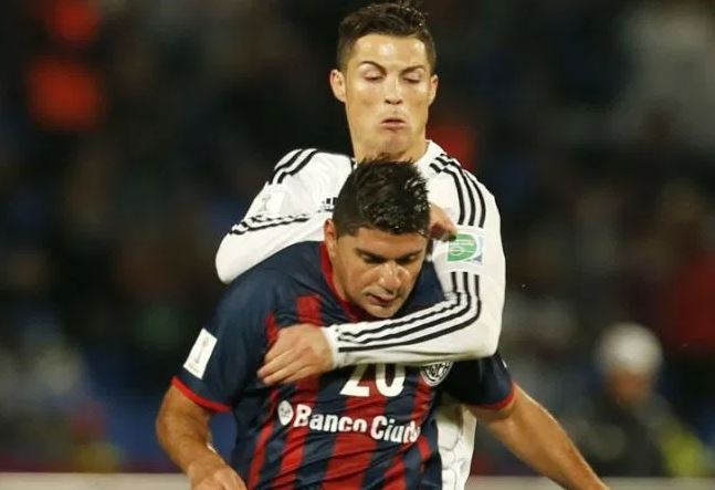 Ortigoza defendiendo un balón de Cristiano Ronaldo en el Mundial de Clubes