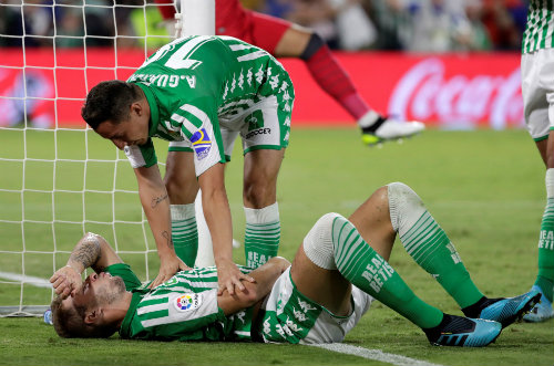 Andrés Guardado atiende a Loren Morón en el duelo vs Levante
